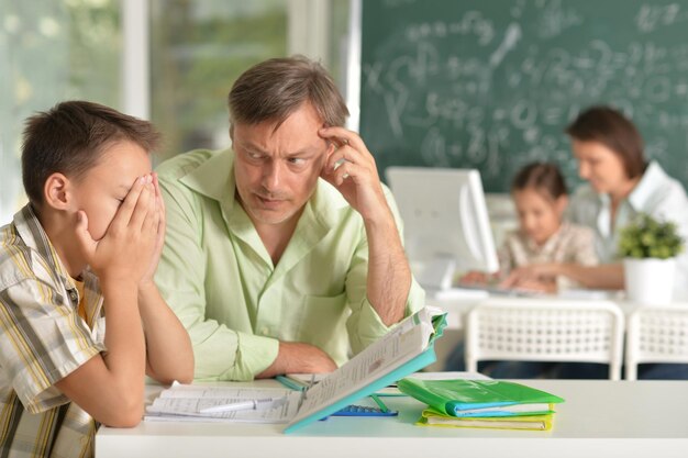 Profesores con experiencia trabajando con niños.