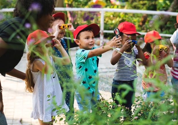 Profesores y niños escolares aprendiendo ecología jardinería