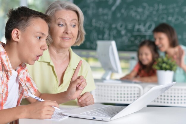 Profesores trabajando con alumnos