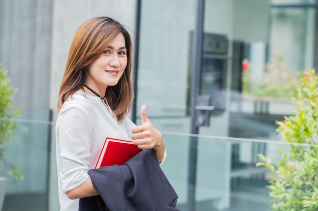 Professionelle asiatische Geschäftsfrauen. berufstätige Frauen lächeln glücklich genießen Lebensstil.