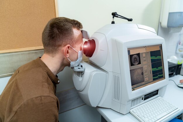 Professionelle Augendiagnostik im modernen Krankenhaus. Testgeräte für die Augenheilkunde.