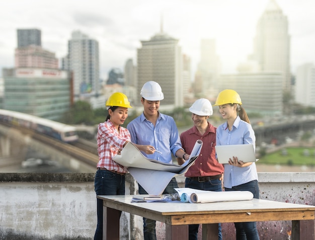 professionelle Bauingenieure arbeiten mit Corporate Kollegen