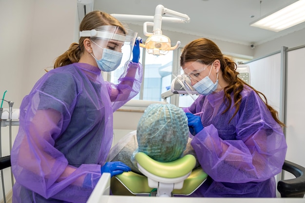 Professionelle Behandlung weiblicher Patientenzähne in der Zahnklinik