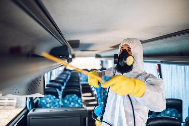 Professionelle chemische Reinigung von Bussitzen. Busdesinfektion.