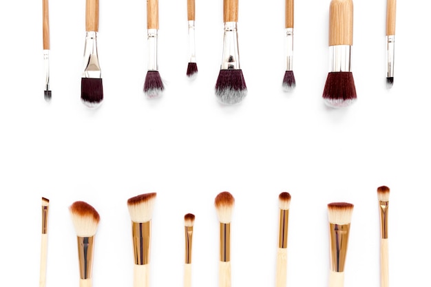 Professionelle dekorative Kosmetik-Make-up-Tools auf weißem Hintergrund, flache Komposition, Schönheitsmode