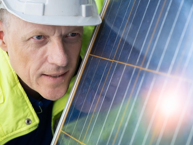 Professionelle Elektroingenieure in einem Schutzhelm und einheitliche Überprüfung von Photovoltaik-Solarmodulen für die Wartung Professionelles Ingenieurkonzept über SolarzellensystemxA