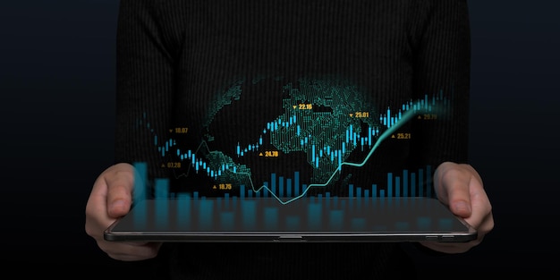 Professionelle Frau, die digitales Diagramm ebanking Kreditwürdigkeitsprüfung Bank- und Darlehensidee sucht