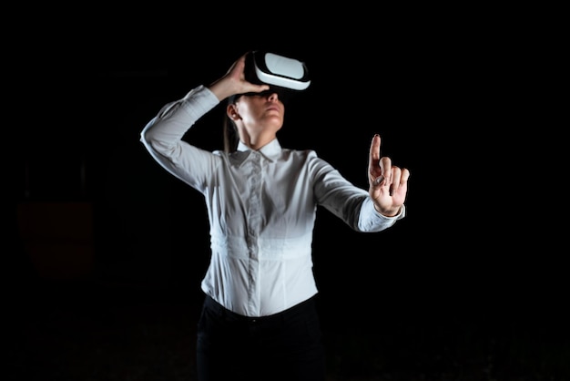 Professionelle Frau mit Virtual-Reality-Headset gestikuliert und genießt den Simulator Elegante Geschäftsfrau, die moderne Technologie präsentiert und futuristisches Gadget verwendet