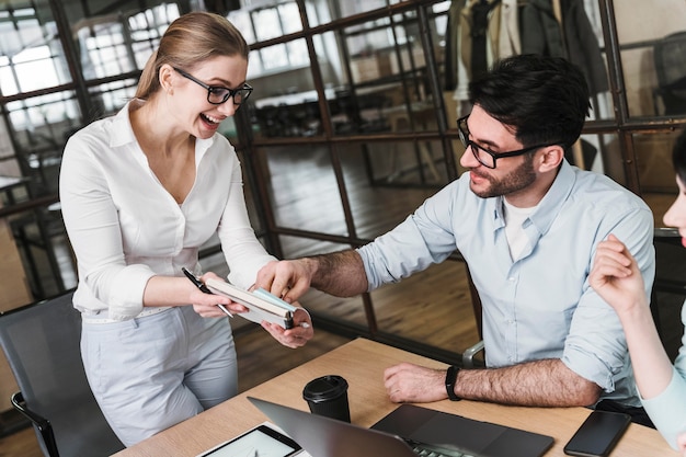 Professionelle Geschäftsfrau mit Brille während eines Treffens