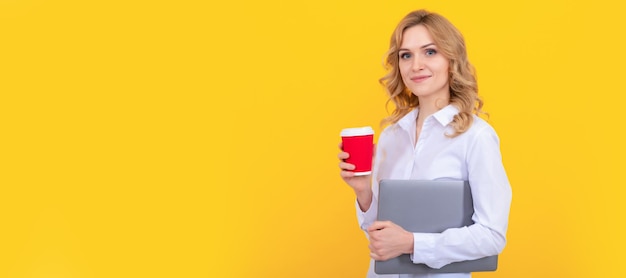 Professionelle Geschäftsfrau mit Laptop hält Kaffee oder Tee zum Mitnehmen Pappbecher Pause Frau isoliert Gesicht Porträt Banner mit Mock-up-Kopie-Platz