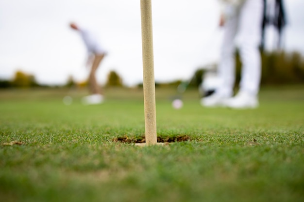 Professionelle Golfspieler, die Golf auf dem Platz spielen.