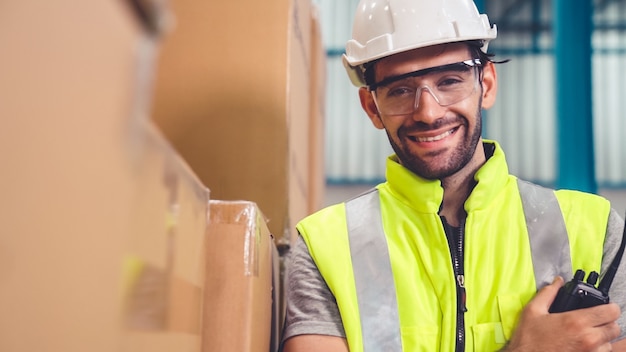 Professionelle Industriearbeiter schließen Porträt in der Fabrik oder im Lager. Produktionslinienbetreiber oder Engineering