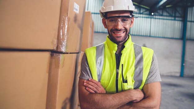 Professionelle Industriearbeiter schließen Porträt in der Fabrik oder im Lager