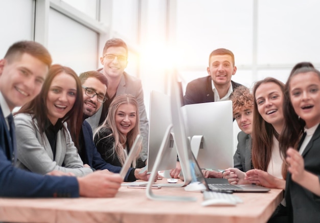 professionelle junge mitarbeiter, die zusammen am schreibtisch sitzen. das Konzept der Teamarbeit