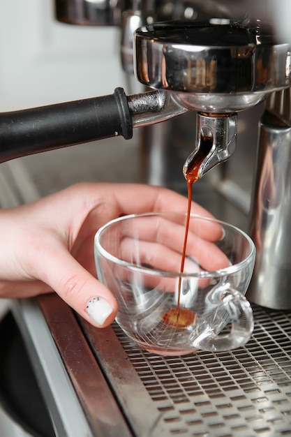 Professionelle Kaffeemaschine für Espresso in einem Café.