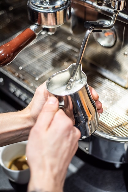 Professionelle Kaffeezubereitung im Café