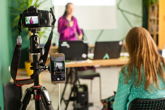 Professionelle Kamera zeichnet Seminar mit optionalem Zubehör auf Frau macht Präsentationslektion oder Besprechung Video- und Live-Streaming-Konzept