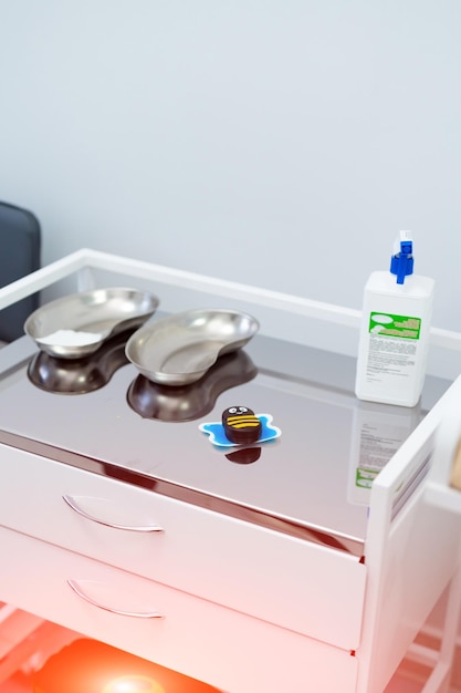 Professionelle Krankenhausausrüstung für das Gesundheitswesen Nahaufnahme von süßen, lustigen medizinischen Instrumenten