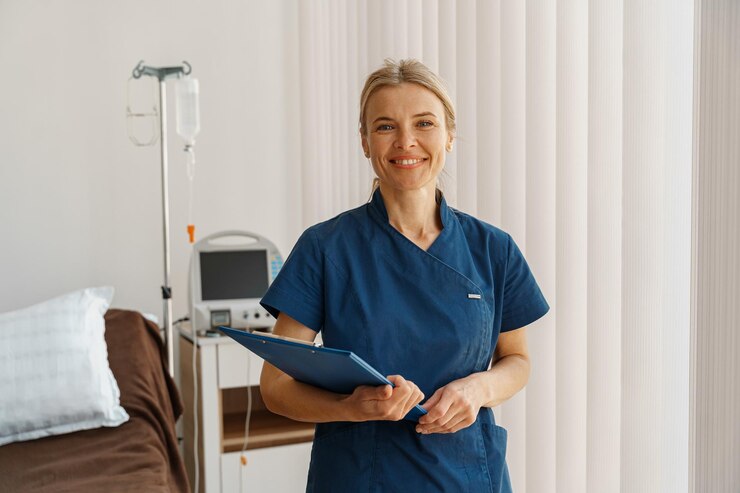 Foto professionelle krankenschwester mit tablet, die in der krankenstation der medizinklinik steht