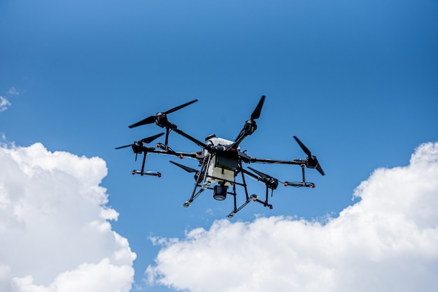 Professionelle Landwirtschaftsdrohne, die in den blauen Himmel fliegt