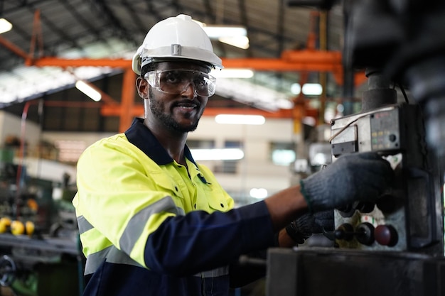 Professionelle Männer Ingenieur Arbeiter Fähigkeiten Qualität Wartung Ausbildung Industrie Fabrikarbeiter Lager Werkstatt für Fabrikbetreiber Maschinenbau Team Produktion