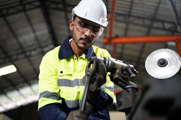 Professionelle Männer Ingenieur Arbeiter Fähigkeiten Qualität Wartung Ausbildung Industrie Fabrikarbeiter Lager Werkstatt für Fabrikbetreiber Maschinenbau Team Produktion