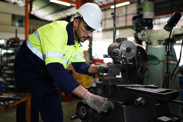 Professionelle Männer Ingenieur Arbeiter Fähigkeiten Qualität Wartung Ausbildung Industrie Fabrikarbeiter Lager Werkstatt für Fabrikbetreiber Maschinenbau Team Produktion