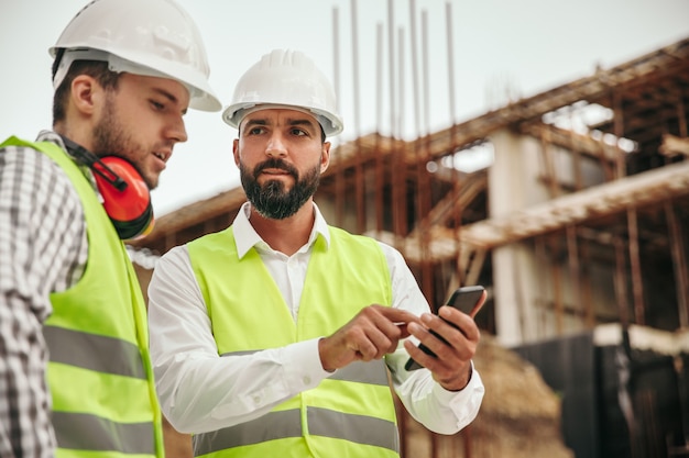 Professionelle männliche Ingenieure diskutieren Projekt