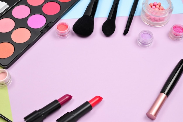 Professionelle Make-up-Produkte mit kosmetischen Schönheitsprodukten erröten Eyeliner Wimpernpinsel und Werkzeuge