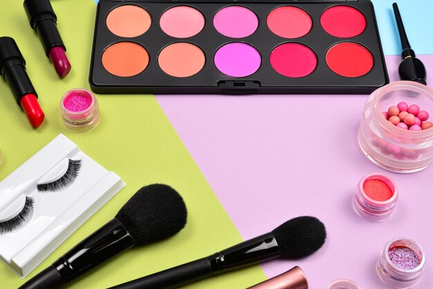 Professionelle Make-up-Produkte mit kosmetischen Schönheitsprodukten erröten Eyeliner Wimpernpinsel und Werkzeuge