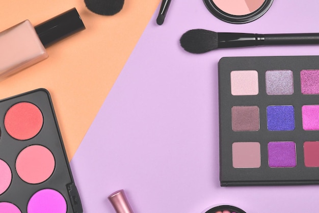 Professionelle Make-up-Produkte mit kosmetischen Schönheitsprodukten, Foundation, Lippenstift, Lidschatten, Wimpern, Pinseln und Werkzeugen