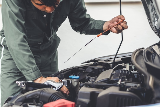 Professionelle Mechanikerhand, die Autoreparatur- und Wartungsservice anbietet