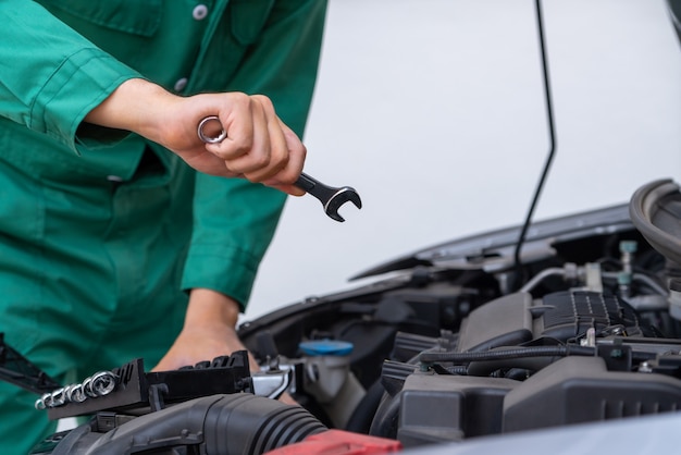 Professionelle Mechanikerhand, die Autoreparatur- und Wartungsservice anbietet