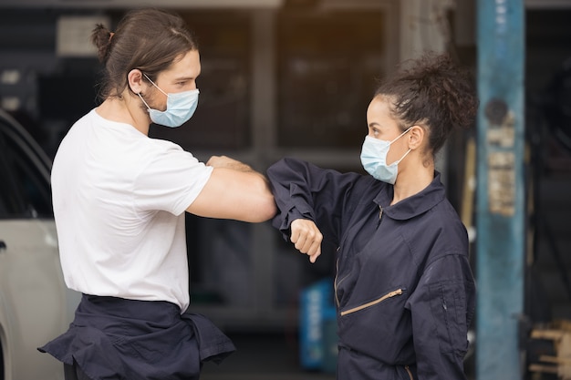 Professionelle mechanische Mitarbeiter des Autoservice Handshake für zustimmen und beide sehen glücklich und zufrieden aus