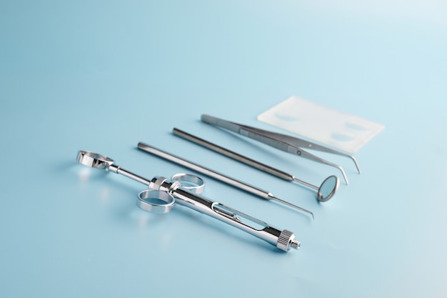 Professionelle medizinische Instrumente auf blauem Tisch