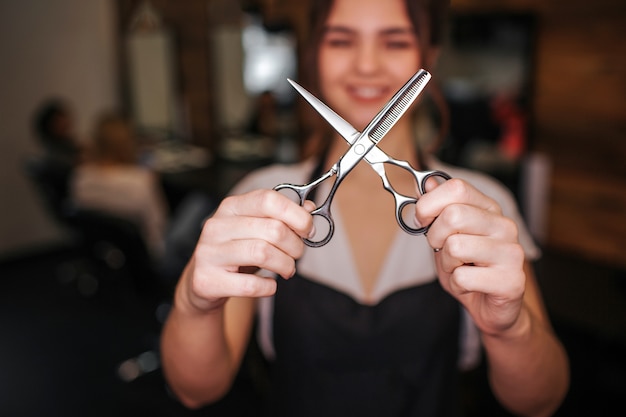 Foto professionelle metallfriseur-schere in den händen von friseuren