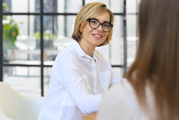 Professionelle Psychologin mittleren Alters, die eine Beratung durchführt