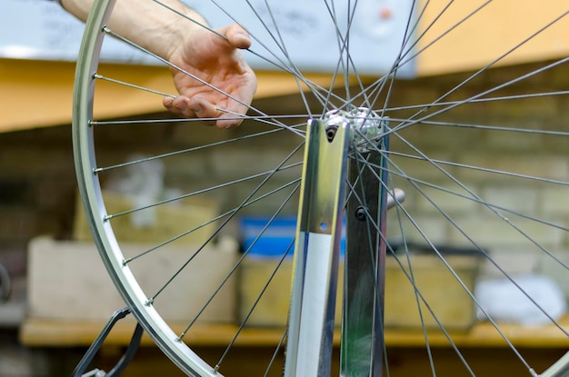 Professionelle Reparatur von Fahrrädern in modernen Werkstätten in der Nähe Wheel Zentrierständer