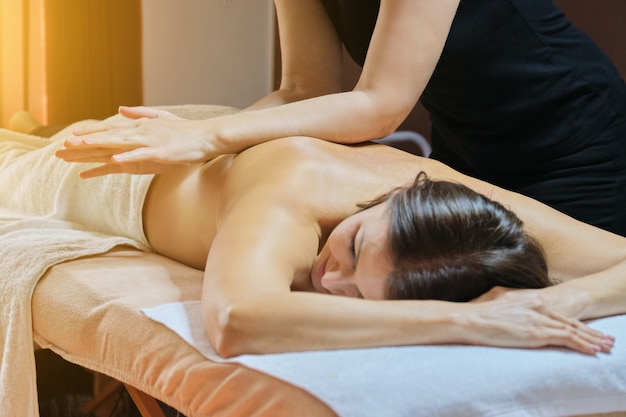 Professionelle Rückenmassage, erwachsene Frau erhält Behandlung