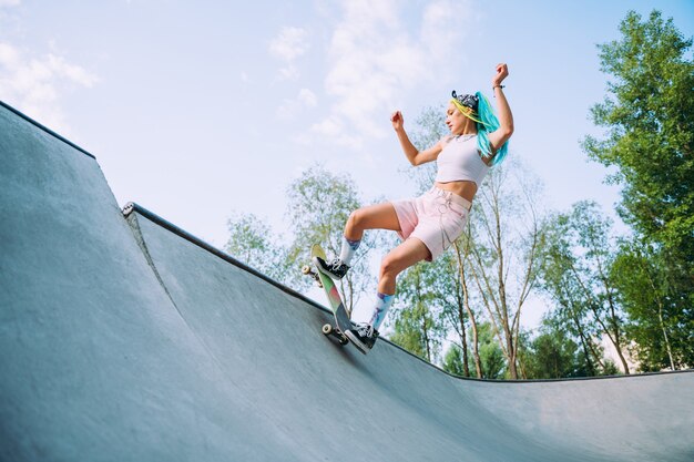 Professionelle Skateboarder haben Spaß im Skatepark