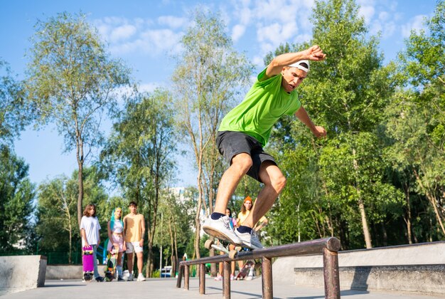 Professionelle Skateboarder haben Spaß im Skatepark