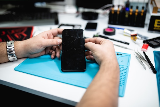 Professionelle Smartphone-Reparatur oder Service. Nahaufnahme. Elektronik-Konzept.