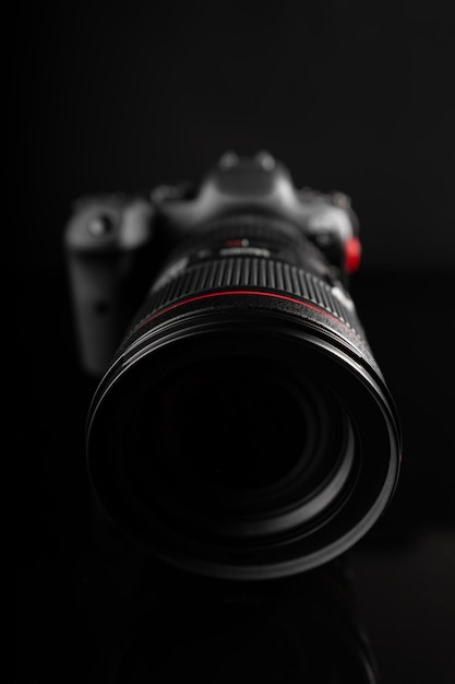 Professionelle spiegellose Kamera mit Premium-Objektiv im dunklen Hintergrund