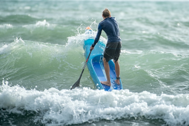 Professionelle Stand Up Paddle Atlete zu SUP Station Koh Chang