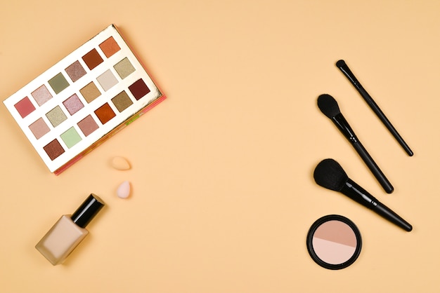 Professionelle trendige Make-up-Produkte mit kosmetischen Schönheitsprodukten, Grundlage.