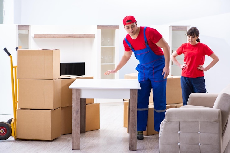 Foto professionelle umzugsunternehmen, die einen wohnungsumzug durchführen