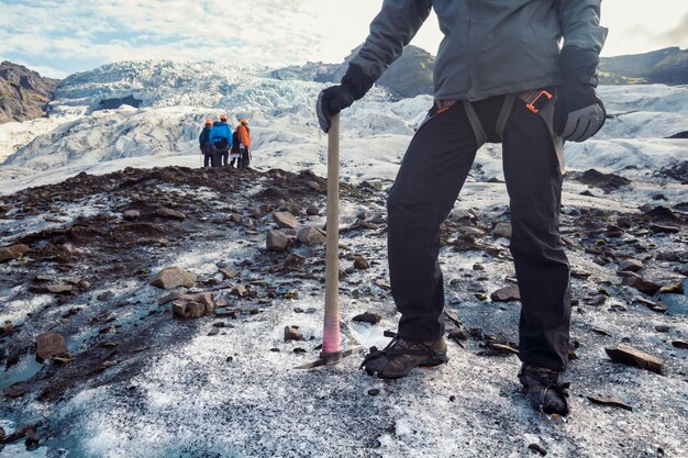 Foto professioneller alpinist bei der landschaftsfotografie in verschneiten bergen