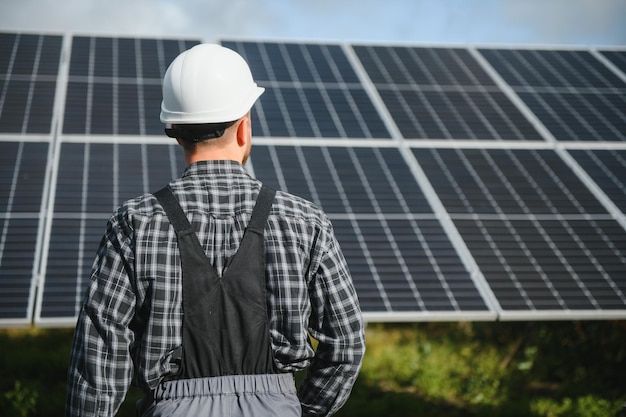 Professioneller Arbeiter installiert Sonnenkollektoren auf der Metallkonstruktion mit verschiedenen Geräten, die einen Helm tragen Innovative Lösung zur Energielösung Verwenden Sie erneuerbare Ressourcen Grüne Energie