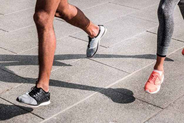 Professioneller Athlet. Nahaufnahme von starken muskulösen männlichen Beinen während des Laufs