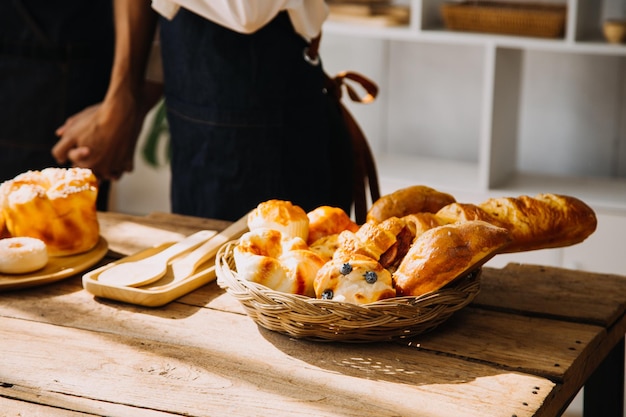 Professioneller Barista, der Kaffee mit Chemex-Pour-Over-Kaffeemaschine und Tropfkessel zubereitet Alternative Möglichkeiten zum Brühen von Kaffee Coffee-Shop-Konzept